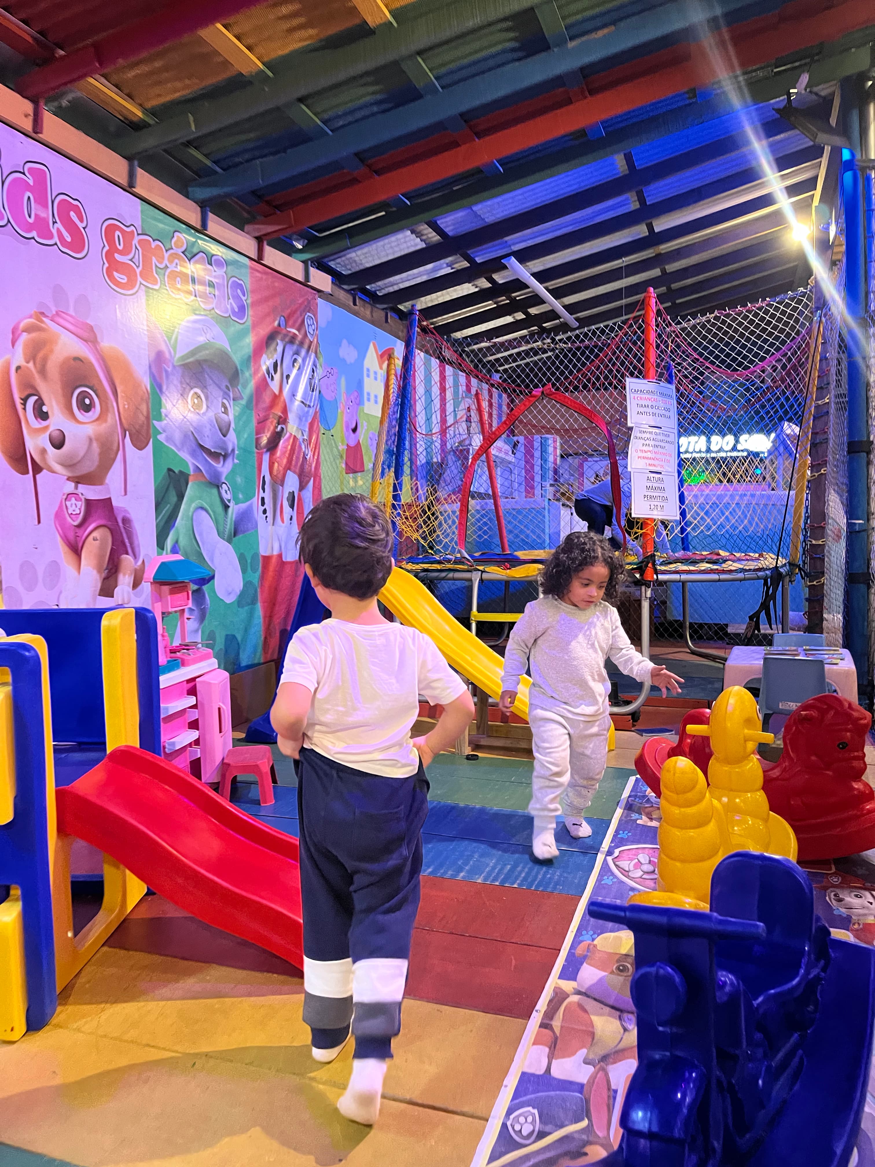 Espaço kids com brinquedos e área de recreação