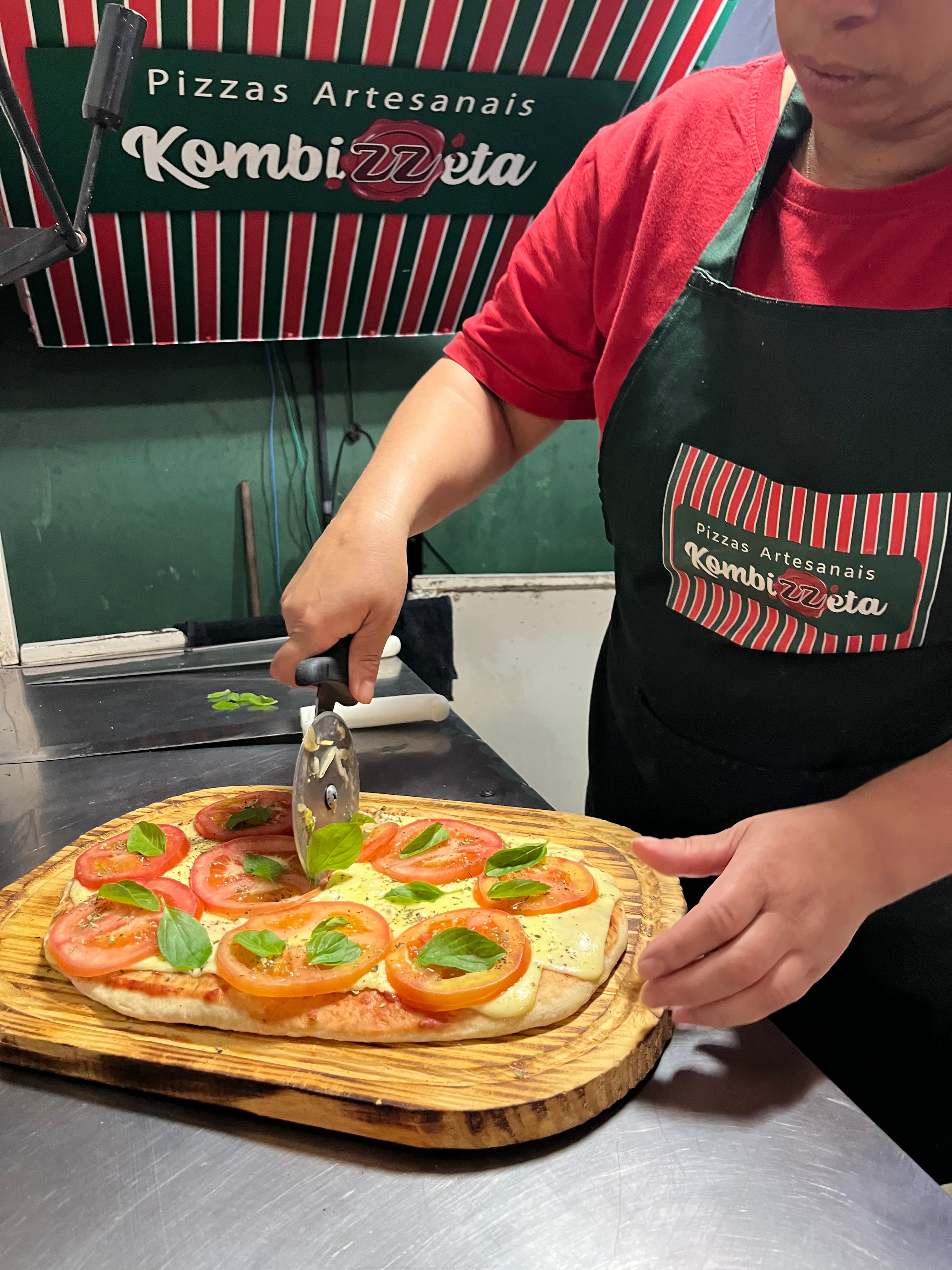 Pizza sendo preparada artesanalmente